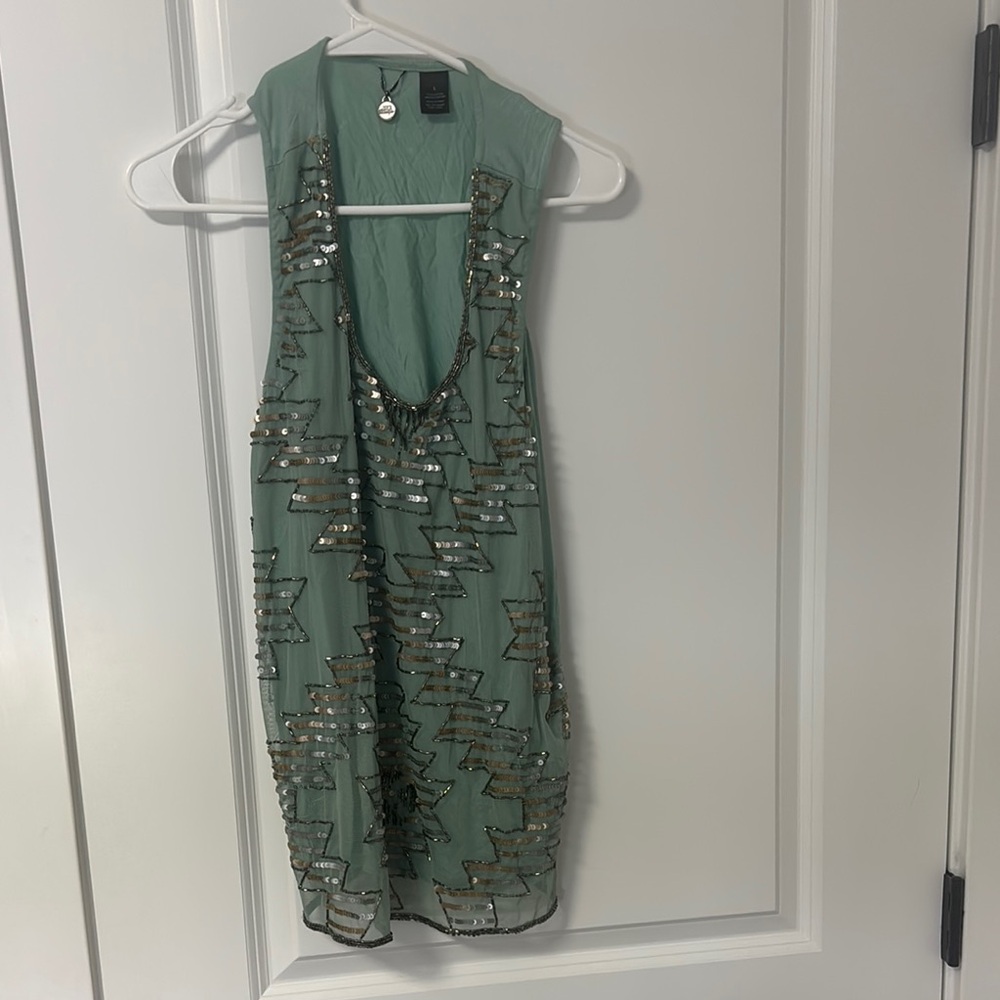 Gimmicks top. Size large